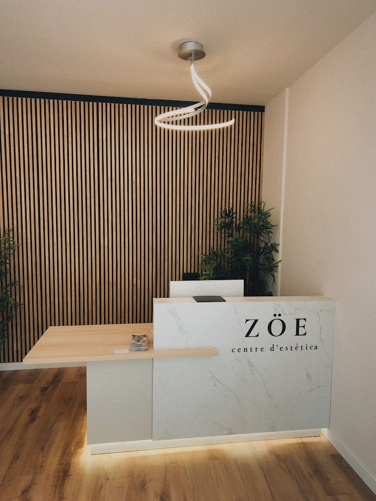 ZÖE Centre d'Estètica, recepción interior con el wordmark